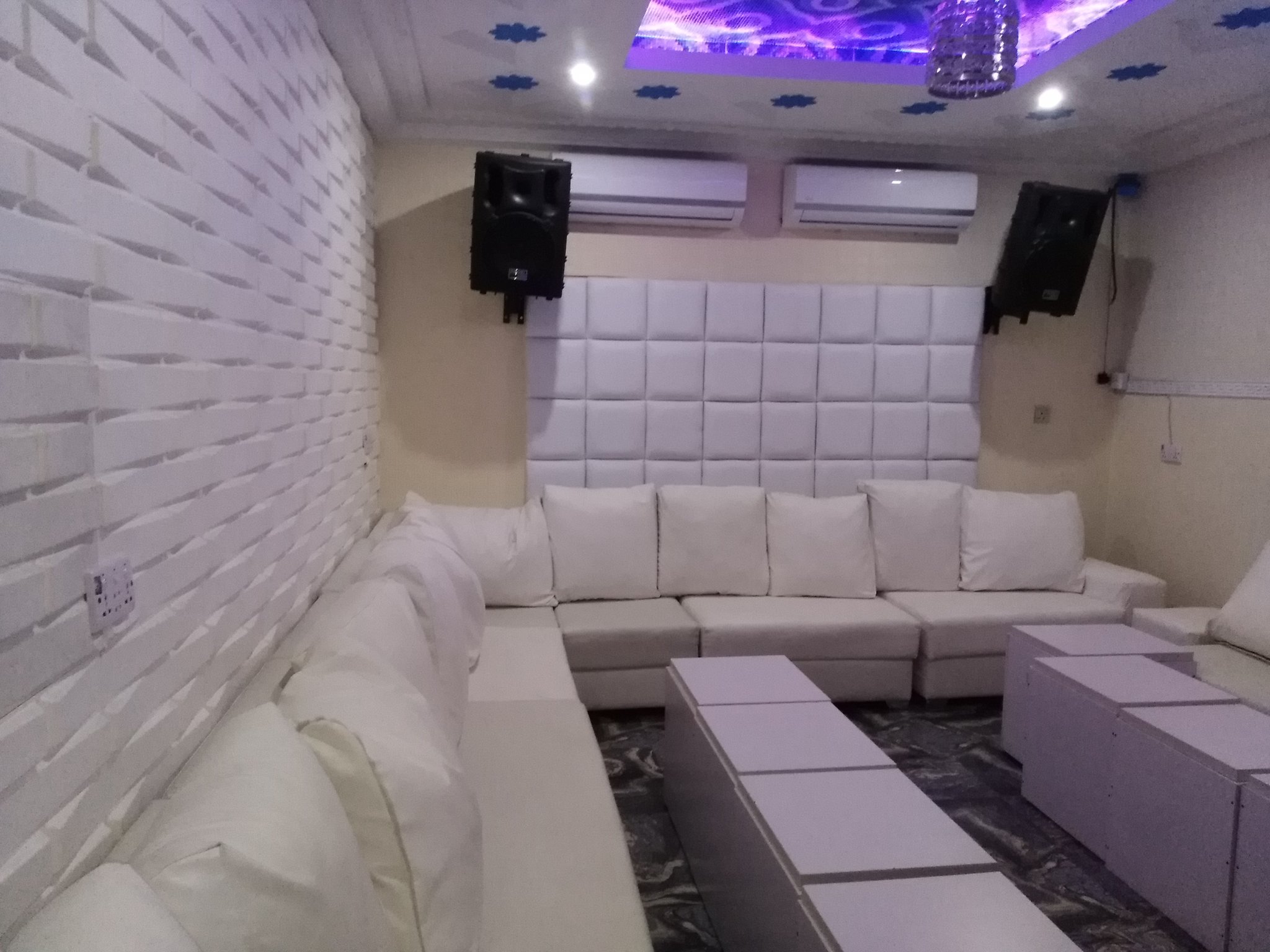 DE BOOTH LOUNGE Gallery Image 3