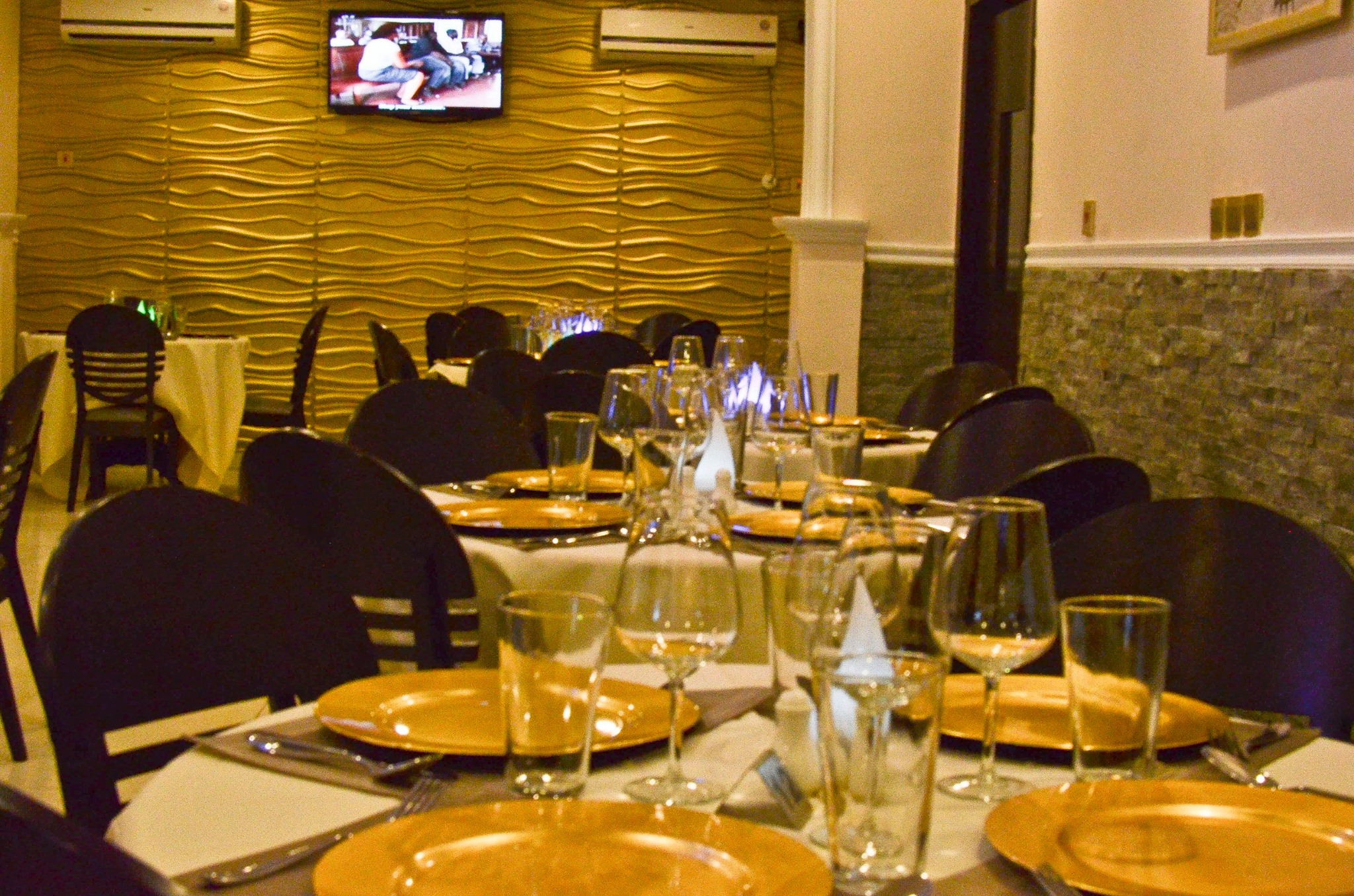 CRAVINGS RESTAURANT AND BAR Gallery Image 6