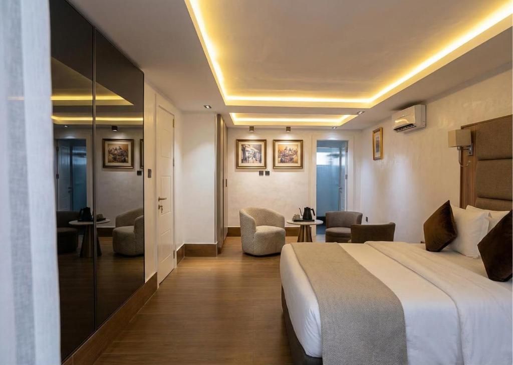 Bolton White Residence Gallery Image 7