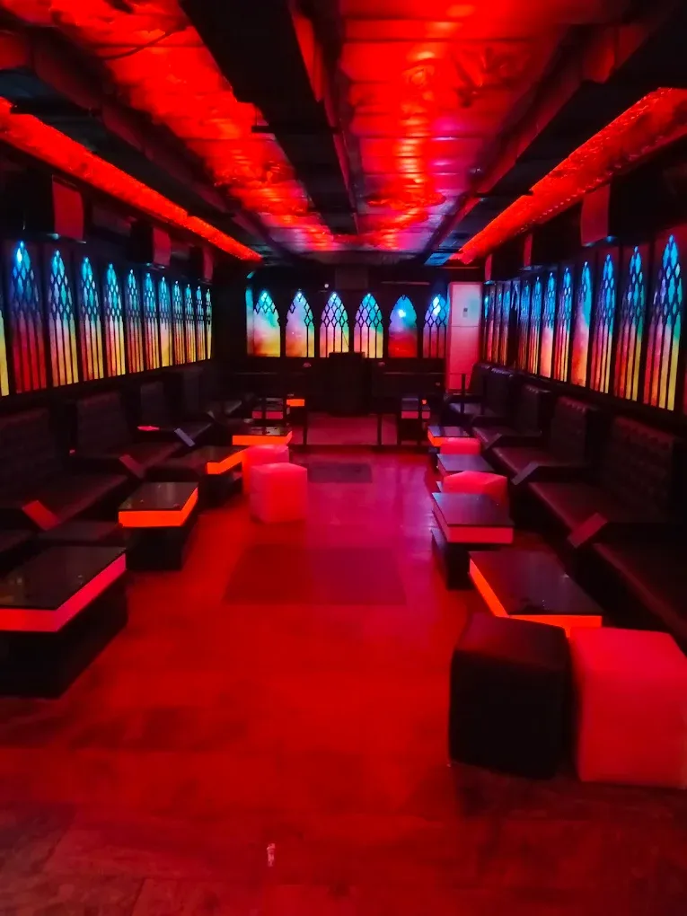 Play Imperial Lounge Gallery Image 8