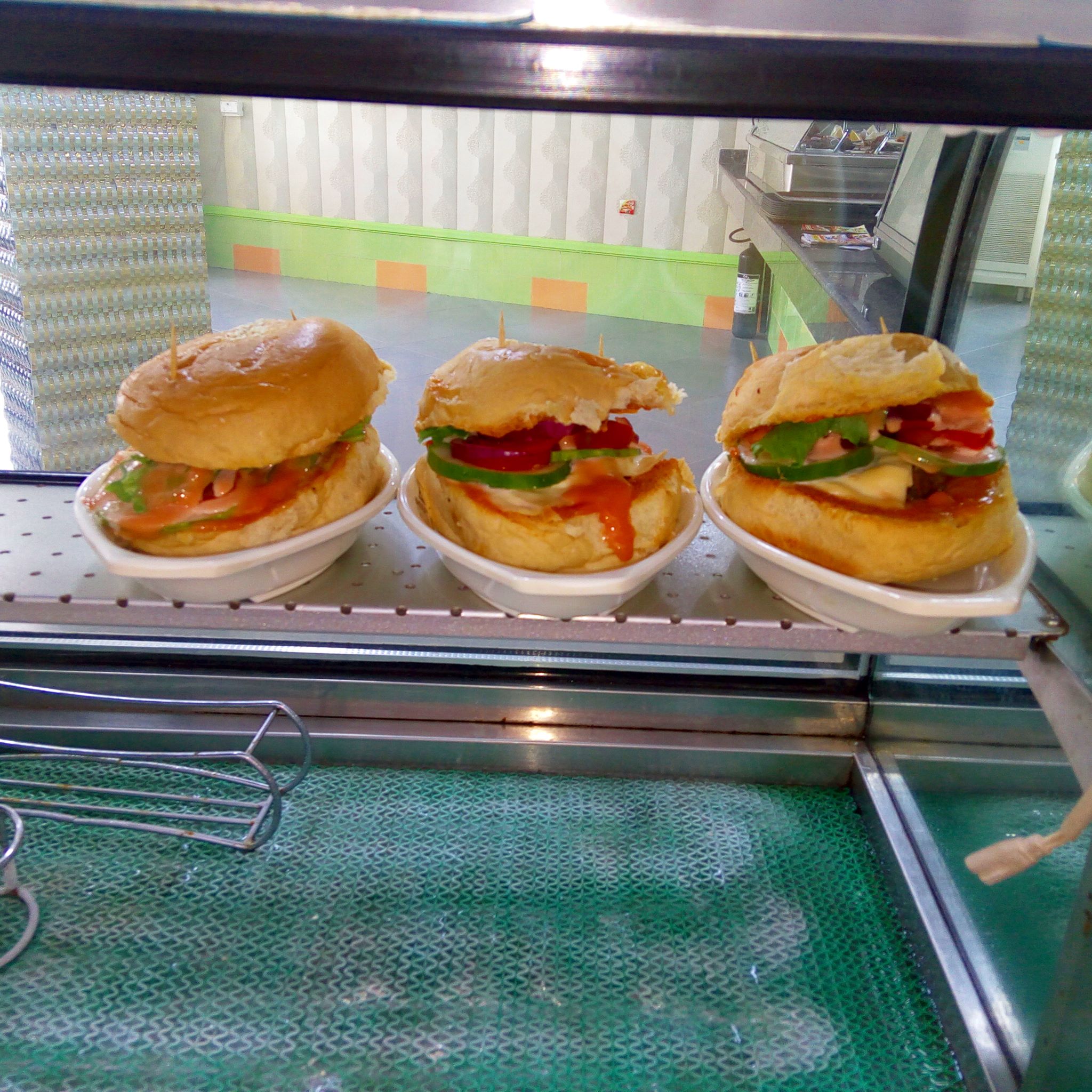 4GEE & CHICKEN FAST FOOD Gallery Image 4